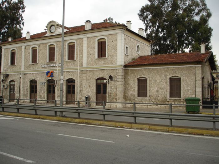 O εγκαταλειμένος Σιδηροδρομικός Σταθμός Αγίου Διονυσίου.
