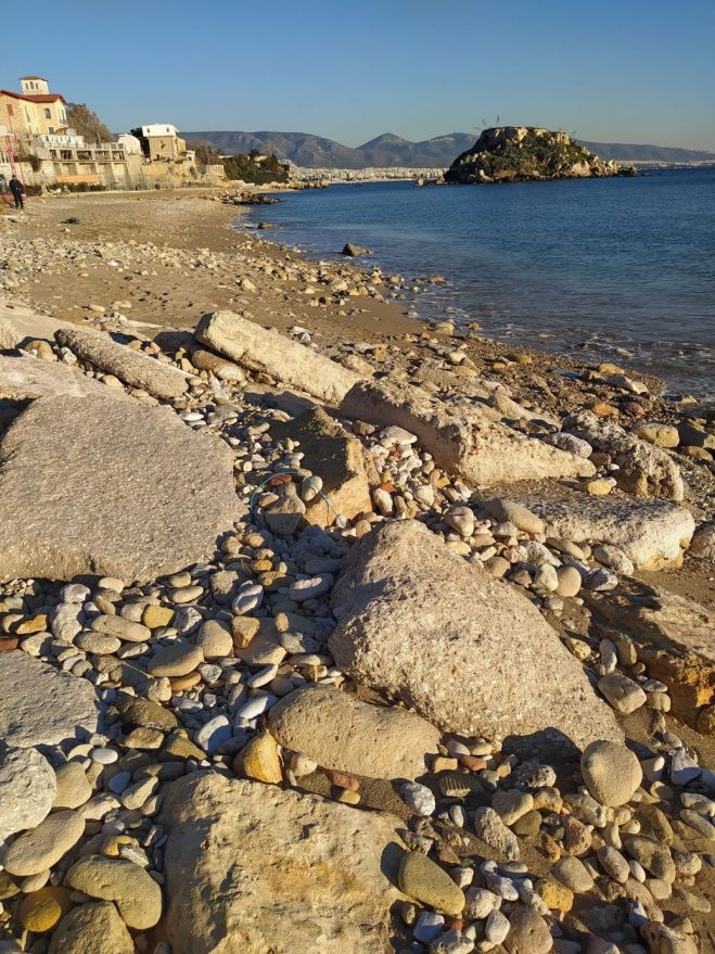 H ανόητη χαμένη μάχη με τη δύναμη της θάλασσας στην Καστέλλα