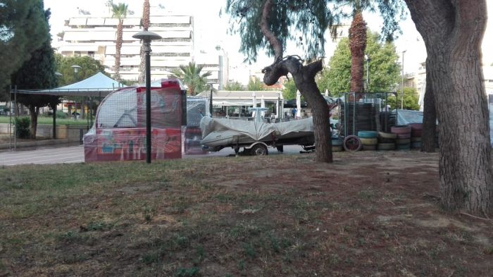 Βγήκαν οι βάρκες στη στεριά και ο άνεμος χορεύει το χορτάρι