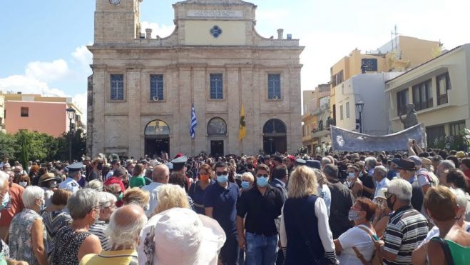 Στην Κρήτη αντιπροσωπεία του Δημοτικού Συμβουλίου Πειραιά για το τελευταίο αντίο στον Μίκη Θεοδωράκη