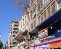 Υλοτομία εν ψυχρώ στην Πλατεία Κοραή, στην όψη του καταστήματος επί της Καραΐσκου 117