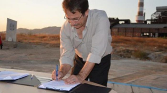 &Omicron; "&Pi;&epsilon;&iota;&rho;&alpha;&iota;ά&sigmaf; &gamma;&iota;&alpha; Ό&lambda;&omicron;&upsilon;&sigmaf;" &sigma;&tau;&omicron; &pi;&lambda;&epsilon;&upsilon;&rho;ό &tau;&omicron;&upsilon; &Chi;&rho;. &Beta;&rho;&epsilon;&tau;&tau;ά&kappa;&omicron;&upsilon;