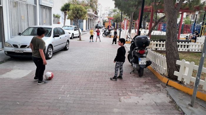 &Eta; &Pi;&lambda;&alpha;&tau;&epsilon;ί&alpha; &Nu;&epsilon;&rho;ά&iota;&delta;&alpha;&sigmaf;, &omicron; &pi;&epsilon;&zeta;ό&delta;&rho;&omicron;&mu;&omicron;&sigmaf; &kappa;&alpha;&iota; &tau;&omicron; &mu;&alpha;&gamma;&iota;&kappa;ό &rho;&alpha;&beta;&delta;ί &tau;&eta;&sigmaf; &gamma;&rho;&alpha;&phi;&epsilon;&iota;&omicron;&kappa;&rho;&alpha;&tau;ί&alpha;&sigmaf;