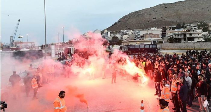 Έξω τα ΜΑΤ και οι ειδικές δυνάμεις του Λιμενικού από το λιμάνι
