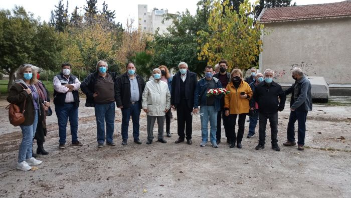 Ένα στεφάνι στο στρατόπεδο Παπαδογιώργη αφιερωμένο στο Πολυτεχνείο