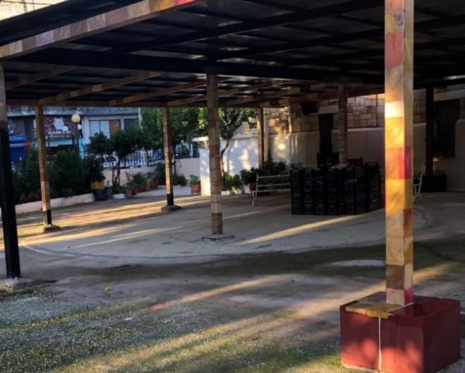 Ένα αυθαίρετο με τη βούλα βιομηχανικό υπόστεγο στον ναό των Αγίων Αναργύρων στην Παλιά Κοκκινιά, που πρέπει να φύγει