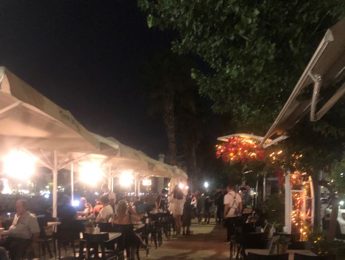 Πασαλιμάνι: Τραπεζοκαθίσματα σε πλήρη ανάπτυξη, δημόσιος χώρος σε ασφυκτική σύμπτυξη και άνθρωποι σε απόγνωση