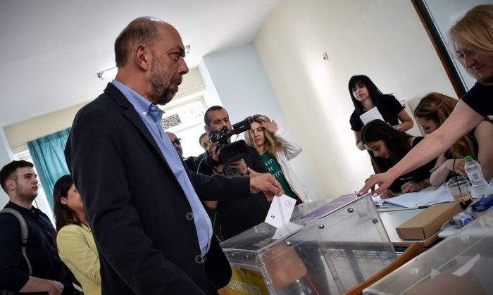 &Nu;ί&kappa;&omicron;&sigmaf; &Mu;&pi;&epsilon;&lambda;&alpha;&beta;ί&lambda;&alpha;&sigmaf;: &Psi;ή&phi;&omicron;&sigmaf; &gamma;&iota;&alpha; &tau;&eta; &mu;&epsilon;&gamma;ά&lambda;&eta; &delta;&eta;&mu;&omicron;&kappa;&rho;&alpha;&tau;&iota;&kappa;ή &alpha;&lambda;&lambda;&alpha;&gamma;ή &sigma;&tau;&omicron;&nu; &Pi;&epsilon;&iota;&rho;&alpha;&iota;ά