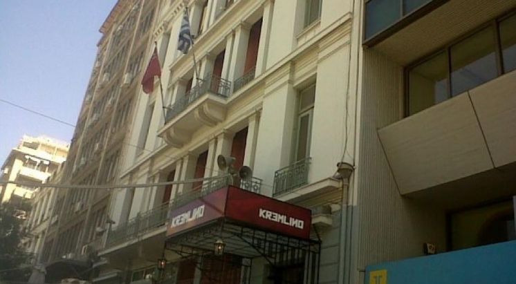 &Gamma;&kappa;&rho;&epsilon;&mu;ί&zeta;&omicron;&upsilon;&nu; &pi;&alpha;&rho;ά&nu;&omicron;&mu;&alpha; &tau;&omicron; "&Chi;ά&iota; &Lambda;ά&iota;&phi;", &tau;&eta; &sigma;&kappa;&eta;&nu;ή &kappa;&alpha;&iota; &tau;&omicron;&nu; &epsilon;&sigma;&omega;&tau;&epsilon;&rho;&iota;&kappa;ό &chi;ώ&rho;&omicron; &tau;&omicron;&upsilon;