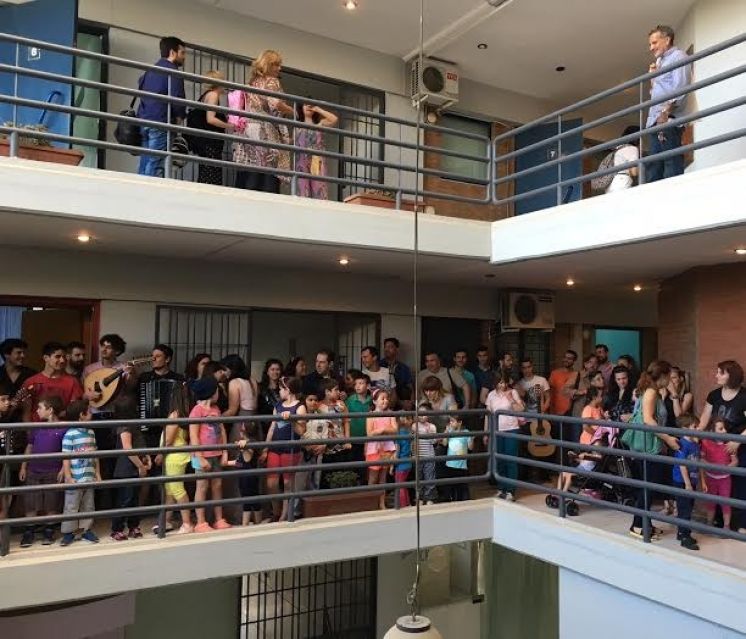 Ό&tau;&alpha;&nu; &eta; &Mu;&omicron;&upsilon;&sigma;&iota;&kappa;ή &sigma;&kappa;&omicron;&nu;&tau;ά&phi;&tau;&epsilon;&iota; &sigma;&tau;&alpha; &nu;&tau;&omicron;&upsilon;&beta;ά&rho;&iota;&alpha;